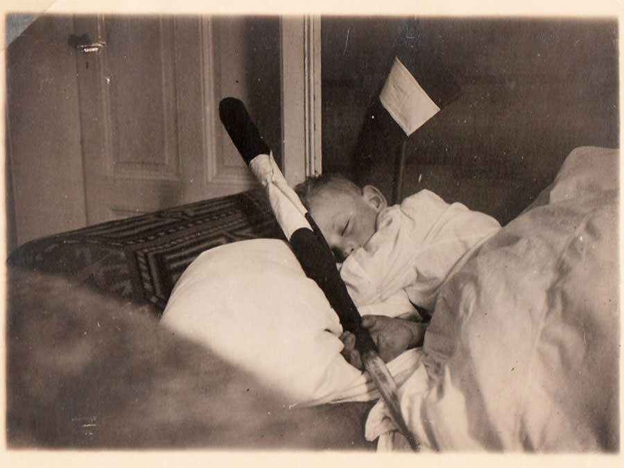 Hitlerjunge aus Eggerberg eingeschlafen mit seinem Jungvolk-Wimpel im Arm.
