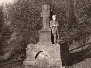 Ende Oktober 1959, Foto: Eberhard Wiegand, zur Verfügung gestellt von Martin Wiegand (steht als Sechsjähriger auf dem Denkmal)