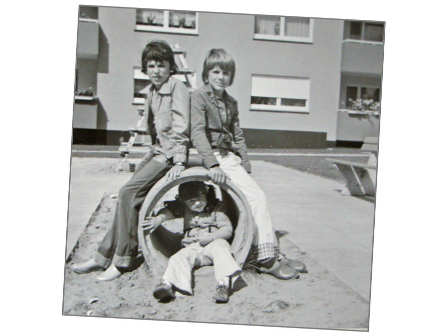 Sandkamp-Kinder 1975. Der Spielplatz lag zentral zwischen in Häusern, immer im Blickfeld. Foto: Wolfgang Kosubek.