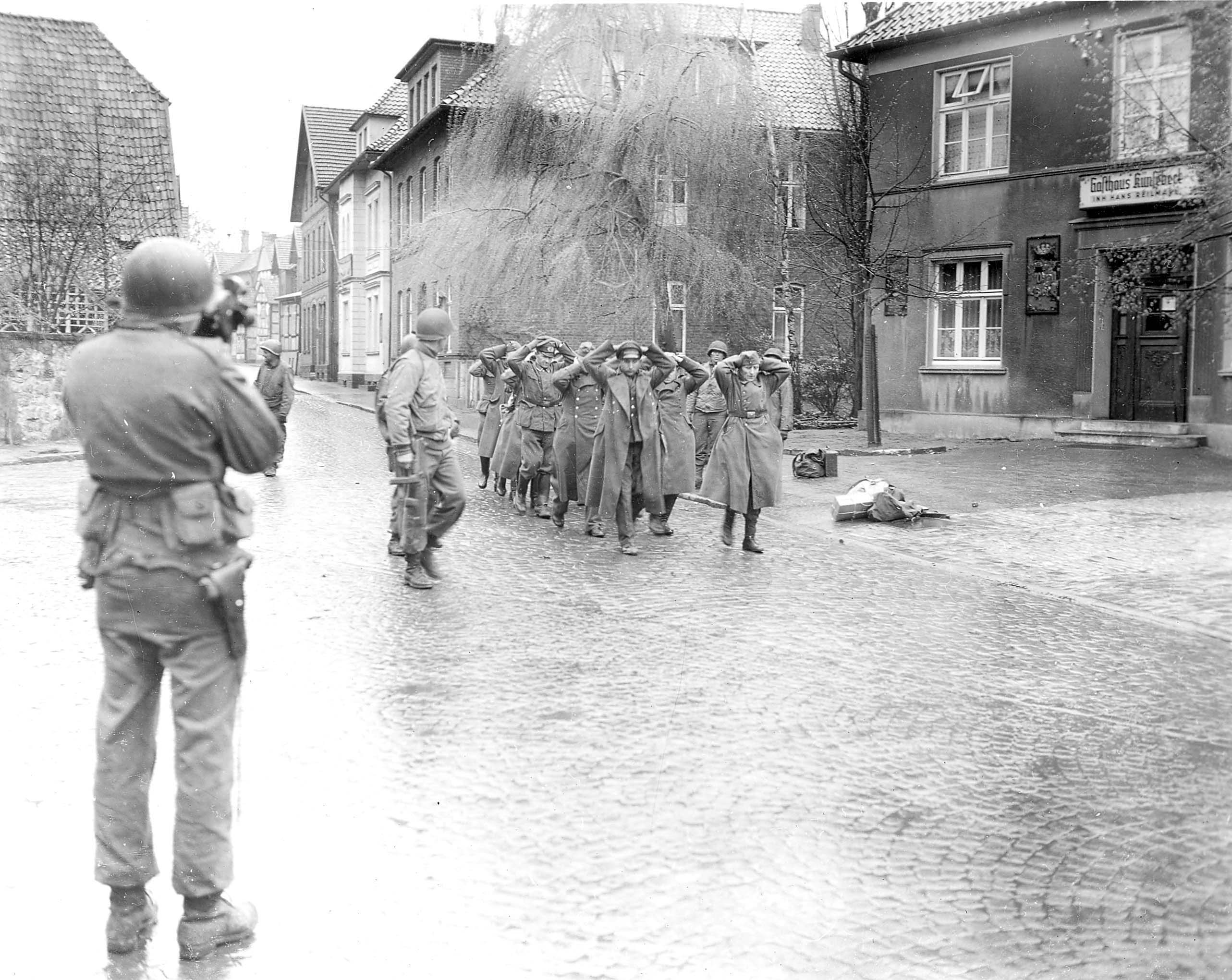 US-Truppen nehmen in der Rosenstraße deutsche Soldaten gefangen. Foto: Frank van der Veer.