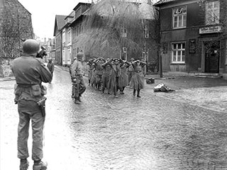 US-Truppen nehmen in der Rosenstraße deutsche Soldaten gefangen. Foto: van der Veer.