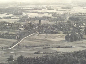 Die Kreisstadt Halle Westfalen 1908. Blick vom Teutoburger Wald (Egge) auf die Wertherstraße. Leihgabe von Familie Mickler.