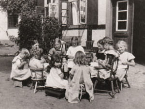 Kleine Mädchen im Kriegsdienst. Herstellen von Scharpie (Charpie), Verbandsmull aus gezupfeten Baumwollresten. Aufnahme September 1914