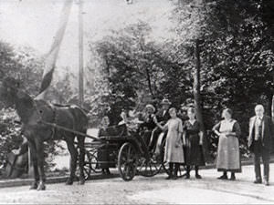 Schlagbaum an der Alleestraße vor dem Abbau 1922. Davor die Familie des Gastwirtes Hollmann. Hier wurde Chausseegeld kassiert. Stadtarchiv Halle (Westf.)