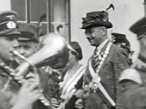 Der NSDAP Kreisleiter Hermann Eiter wird als neuer Schützenkönig vor dem Haus des Bürgermeisters Meyer zu Hoberge begrüßt.