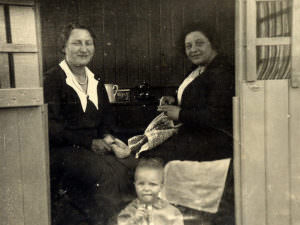 Die Schwestern Ida Herzberg und Thekla Isenberg in der Gartenlaube um 1932
