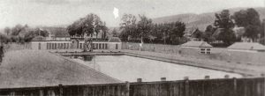 Blick über den Zaun – das neue Freibad 1925. Stadtarchiv Halle (Westf.)
