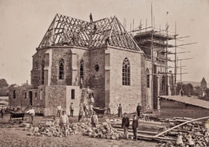 Die Herz-Jesu-Kirche in Halle Westfalen im Bau 1908. Leihgabe von H.W. Martens.