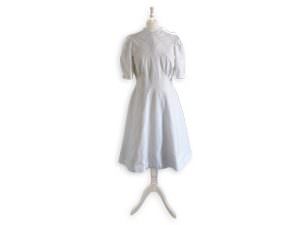 Umgearbeitet - Kleid aus Hakenkreuzfahne