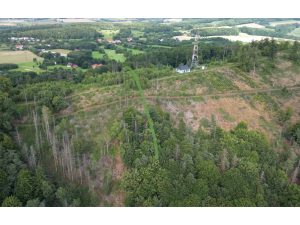 Luftaufnahme der Großen Egge bei Halle (Westf.). Eingezeichnet die Flugbahn der Starfighter-Trümmer.