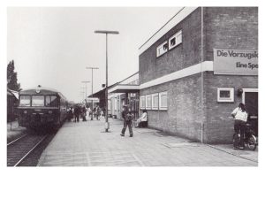 Sicht auf den neuen Haller Bahnhof (Bau 1963) und das Bahnhofsgebäude